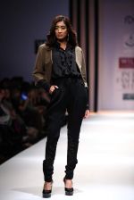 Model walks the ramp for Kotwara by Meera Ali at Wills Lifestyle India Fashion Week Autumn Winter 2012 Day 5 on 19th Feb 2012 (67).JPG
